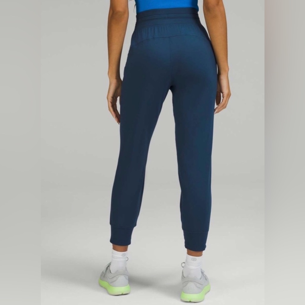 Lululemon Ready to Rulu High-Rise Jogger 7/8 Length
Mineral Blue Size 4
